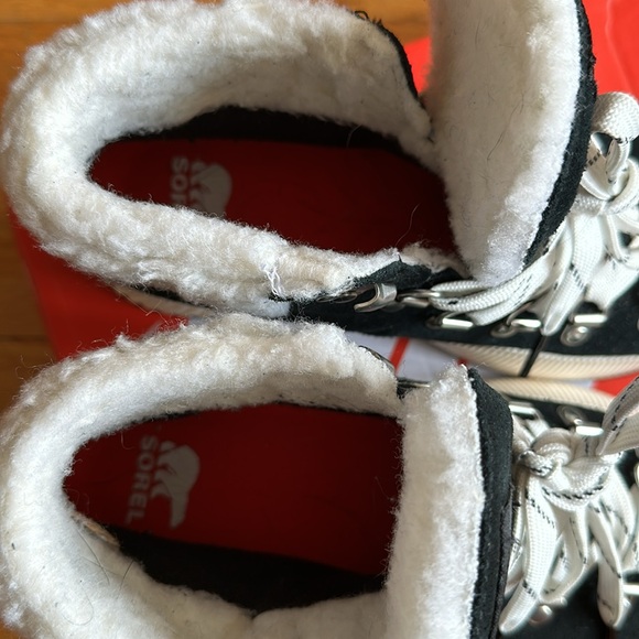 SOREL black and white sneakers with wool insides. - Picture 4 of 4